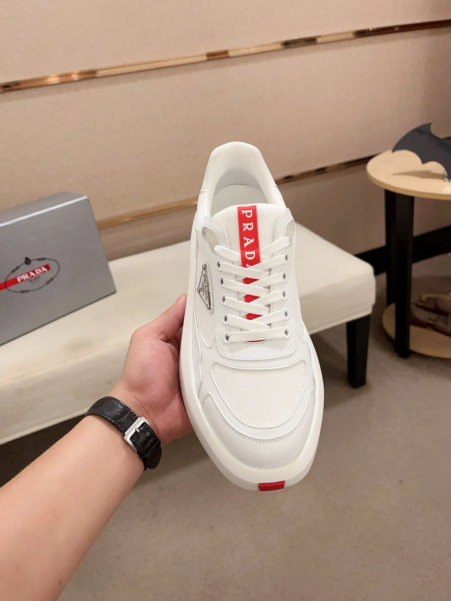 Factory price 620💰 ✔️✔️✔️Higher version High-quality new PRADA (Prada) counters are launched simultaneously. New men's shoes and 😘fabric are made of high-tech glue-spraying technology. Lining: Full cowhide lining. 👍🏿 High-end ☄️ air-cushion molded anti-slip rubber outsole, exquisite lines, simple and elegant, comfortable and high-end for leisure travel. Code number: 38 to 45 (can be customized to 46 to 47, non-refundable)